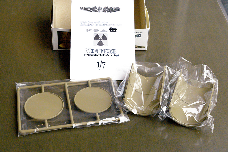 Drum - containing low level radioactive waste / Plastic Model Kit