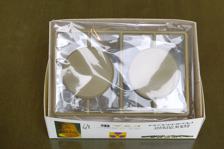 Drum - containing low level radioactive waste / Plastic Model Kit